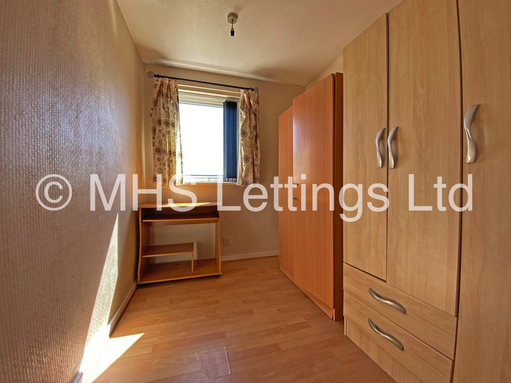 Photo of 3 Bedroom Mid Terraced House in 20 Consort View, Leeds, LS3 1NX