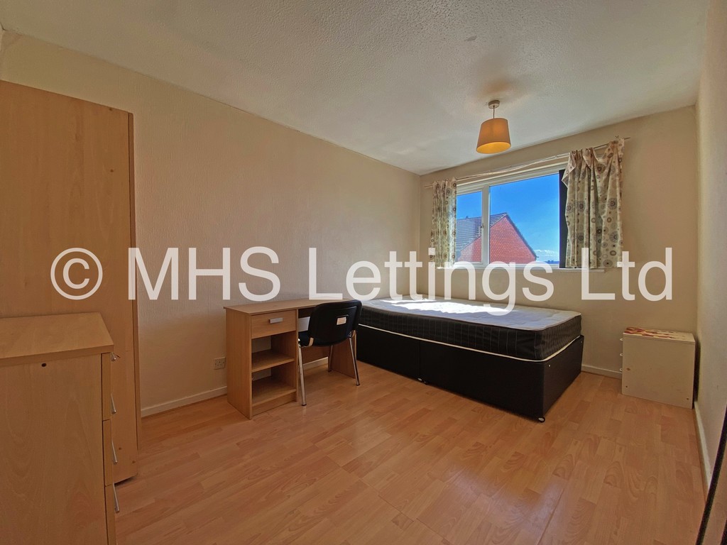 Photo of 3 Bedroom Mid Terraced House in 20 Consort View, Leeds, LS3 1NX