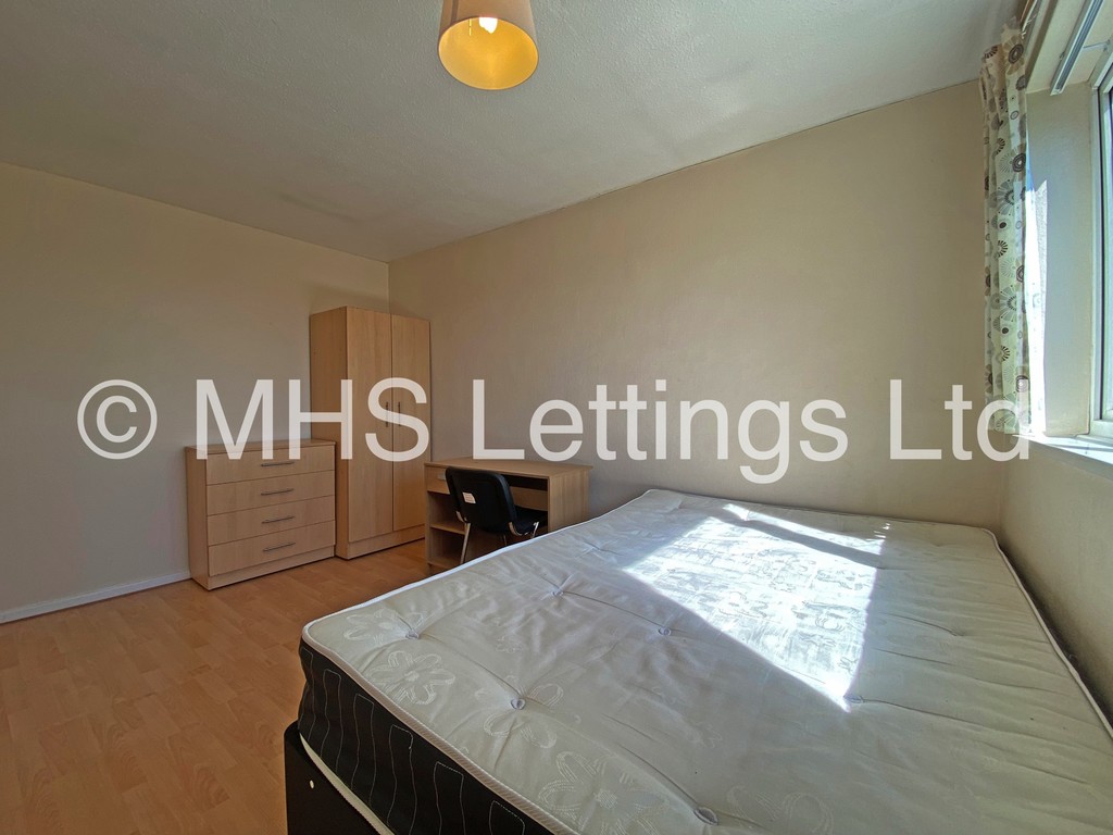 Photo of 3 Bedroom Mid Terraced House in 20 Consort View, Leeds, LS3 1NX