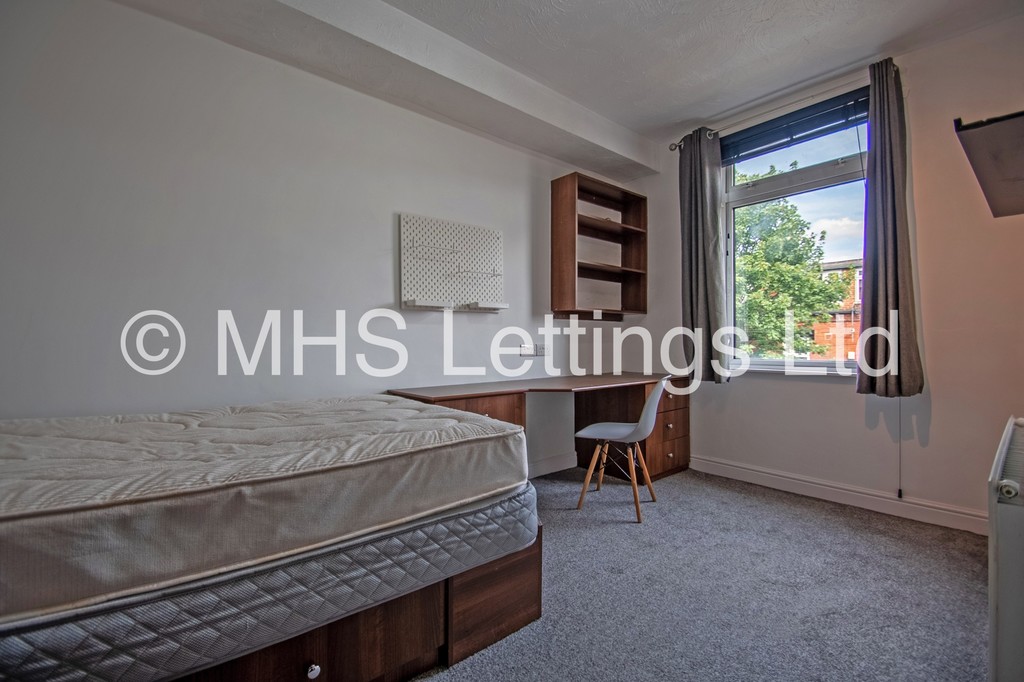 Photo of 5 Bedroom Mid Terraced House in 28 Beechwood Mount, Leeds, LS4 2NQ