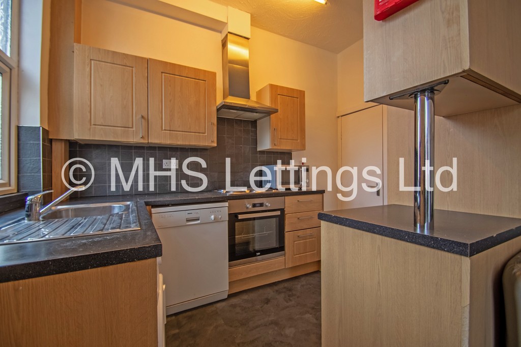 Photo of 5 Bedroom Mid Terraced House in 28 Beechwood Mount, Leeds, LS4 2NQ