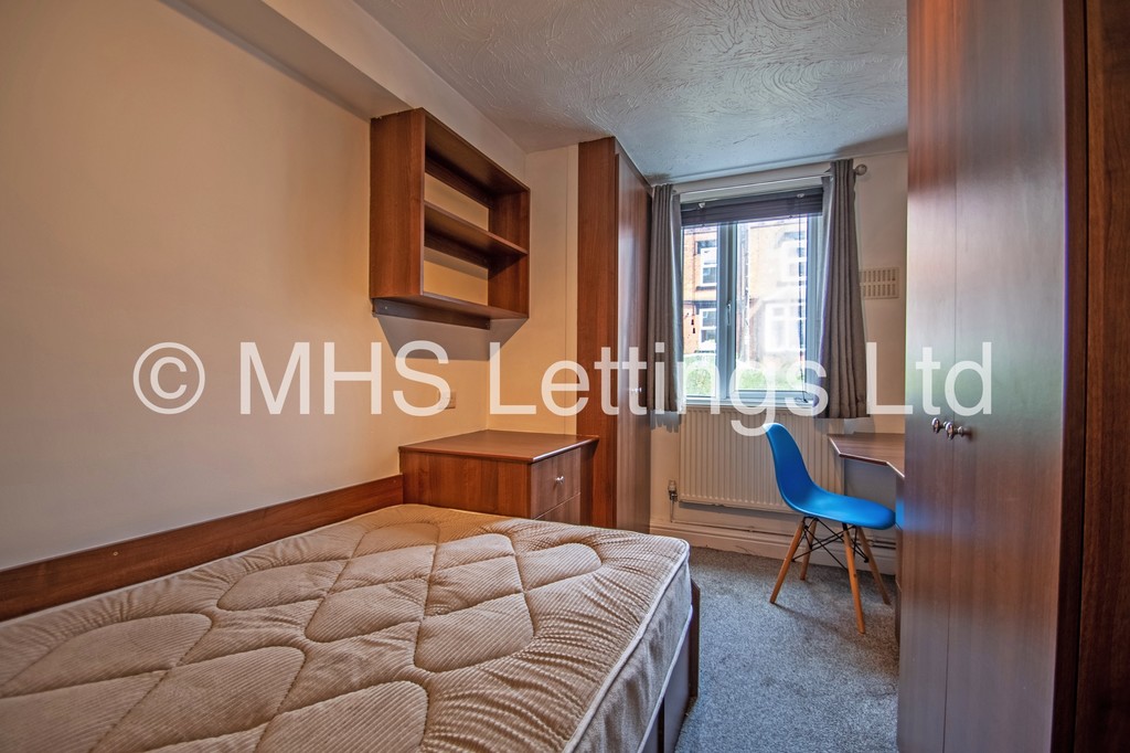 Photo of 5 Bedroom Mid Terraced House in 28 Beechwood Mount, Leeds, LS4 2NQ