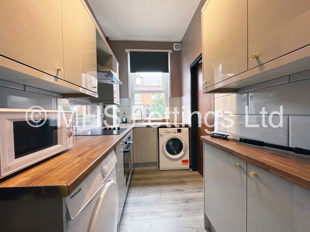Photo of 5 Bedroom Mid Terraced House in 11 Brudenell Street, Leeds, LS6 1HJ