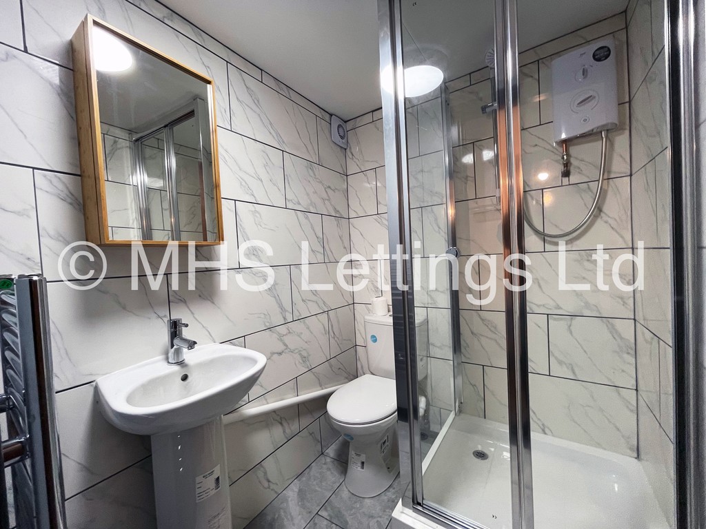 Photo of 5 Bedroom Mid Terraced House in 11 Brudenell Street, Leeds, LS6 1HJ