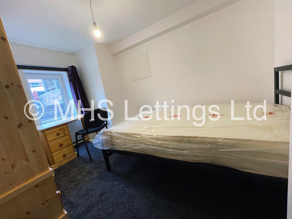 Photo of 5 Bedroom Mid Terraced House in 11 Brudenell Street, Leeds, LS6 1HJ