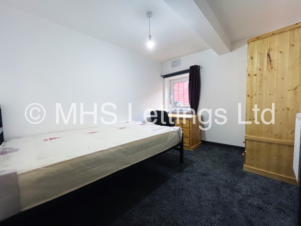 Photo of 5 Bedroom Mid Terraced House in 11 Brudenell Street, Leeds, LS6 1HJ
