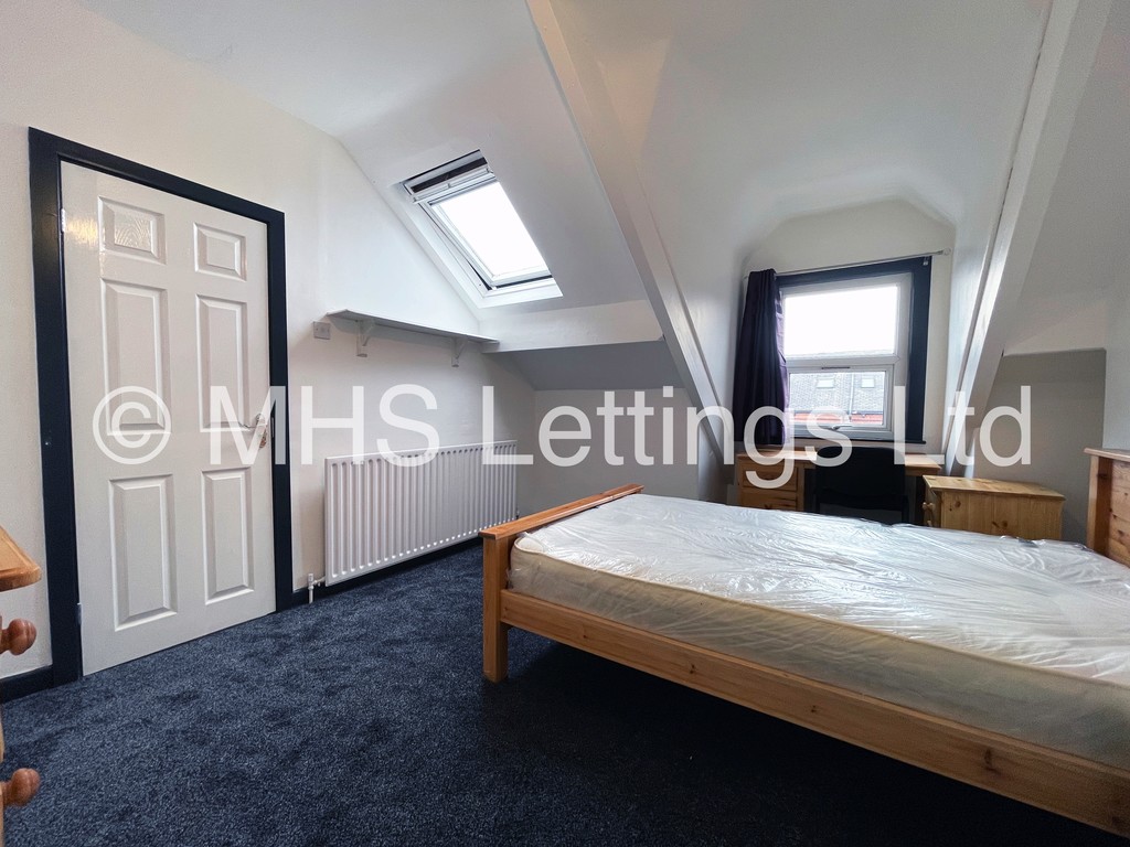 Photo of 5 Bedroom Mid Terraced House in 11 Brudenell Street, Leeds, LS6 1HJ