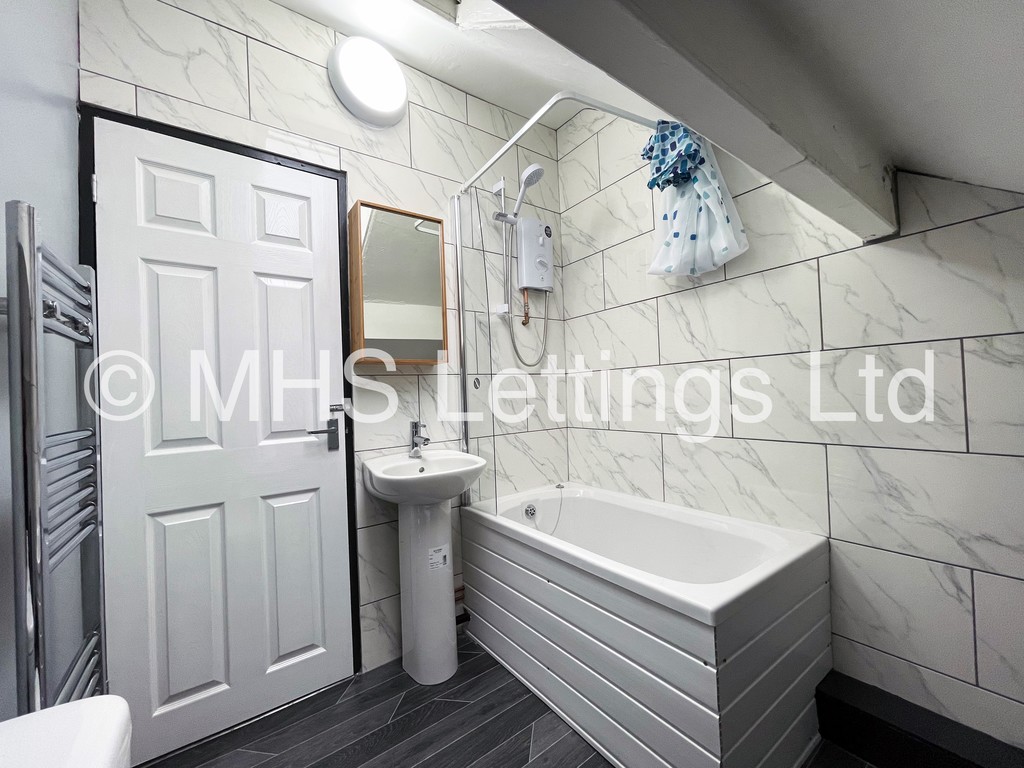 Photo of 5 Bedroom Mid Terraced House in 11 Brudenell Street, Leeds, LS6 1HJ