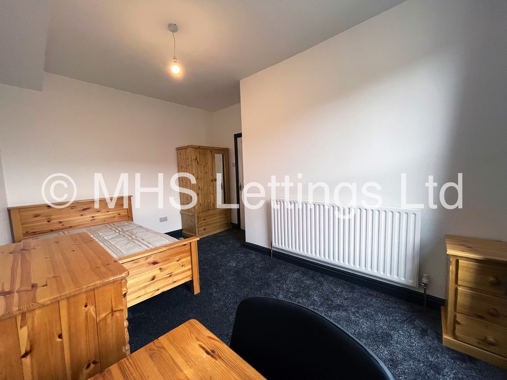 Photo of 5 Bedroom Mid Terraced House in 11 Brudenell Street, Leeds, LS6 1HJ