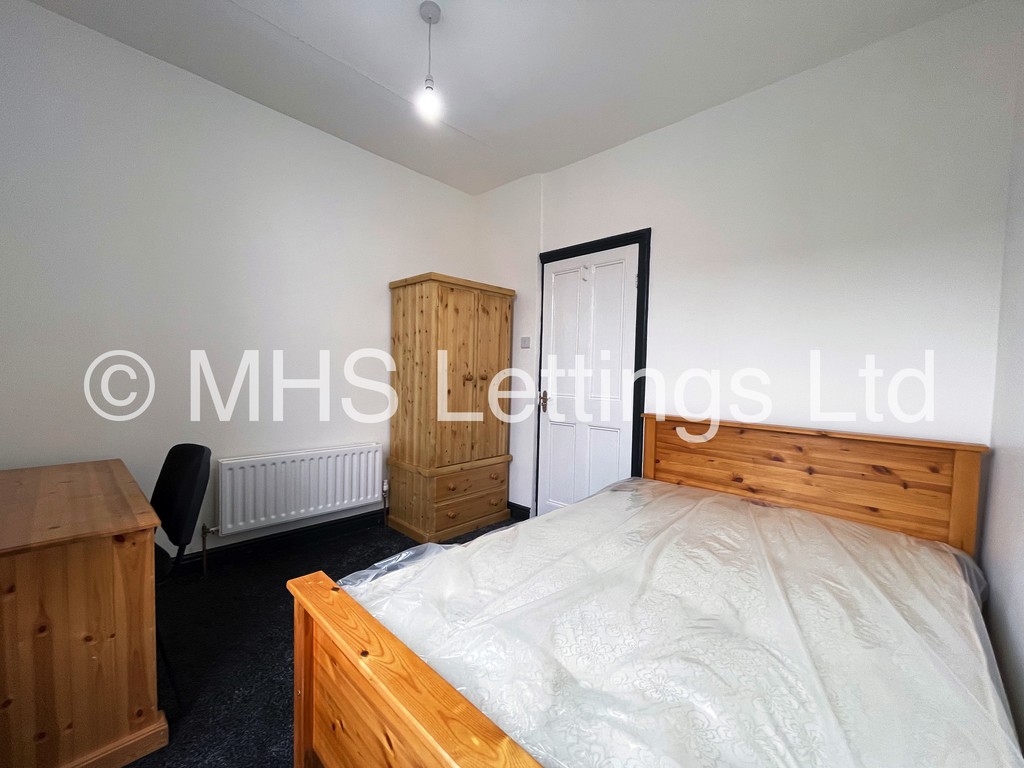 Photo of 5 Bedroom Mid Terraced House in 11 Brudenell Street, Leeds, LS6 1HJ