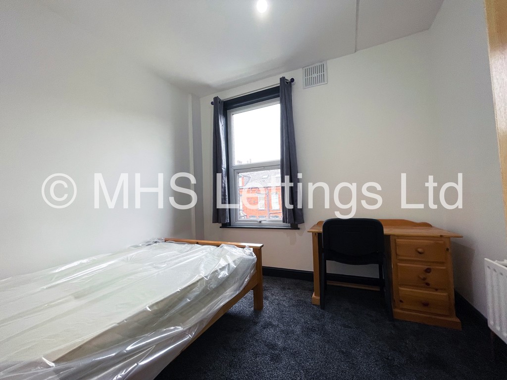 Photo of 5 Bedroom Mid Terraced House in 11 Brudenell Street, Leeds, LS6 1HJ