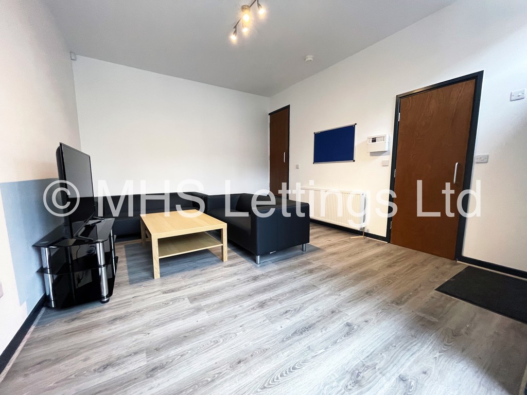 Photo of 5 Bedroom Mid Terraced House in 11 Brudenell Street, Leeds, LS6 1HJ