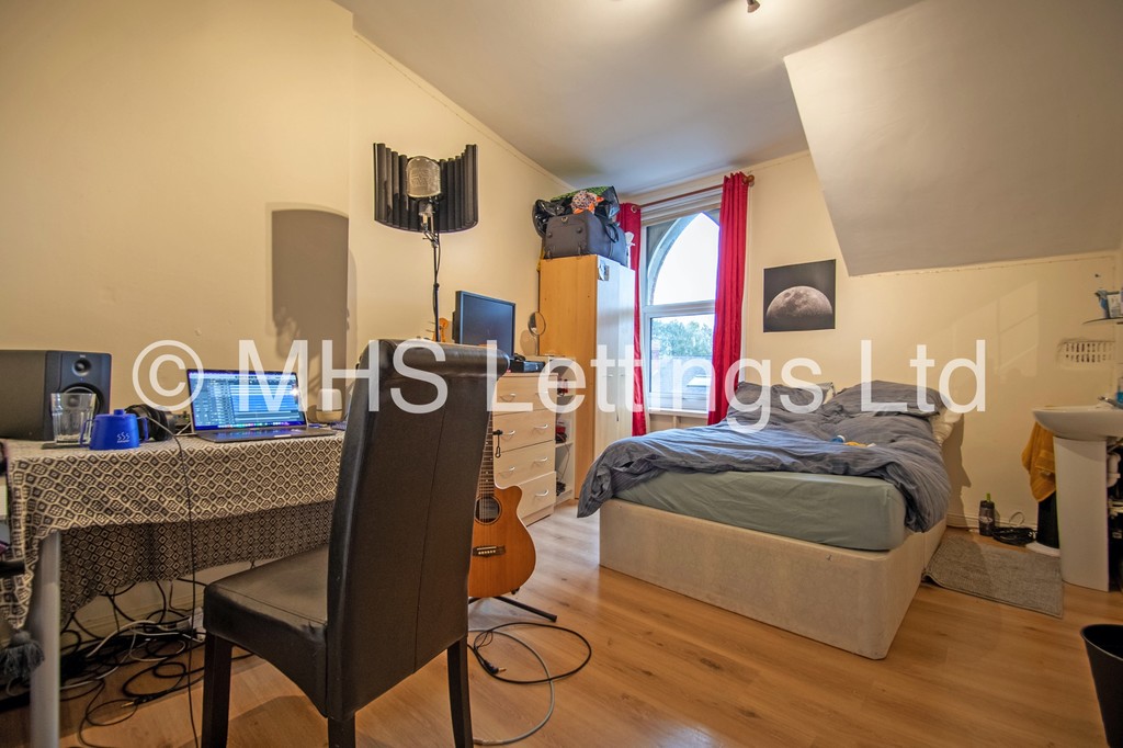 Photo of 12 Bedroom End Terraced House in Regent House, 4 Grosvenor Road, Leeds, LS6 2DZ