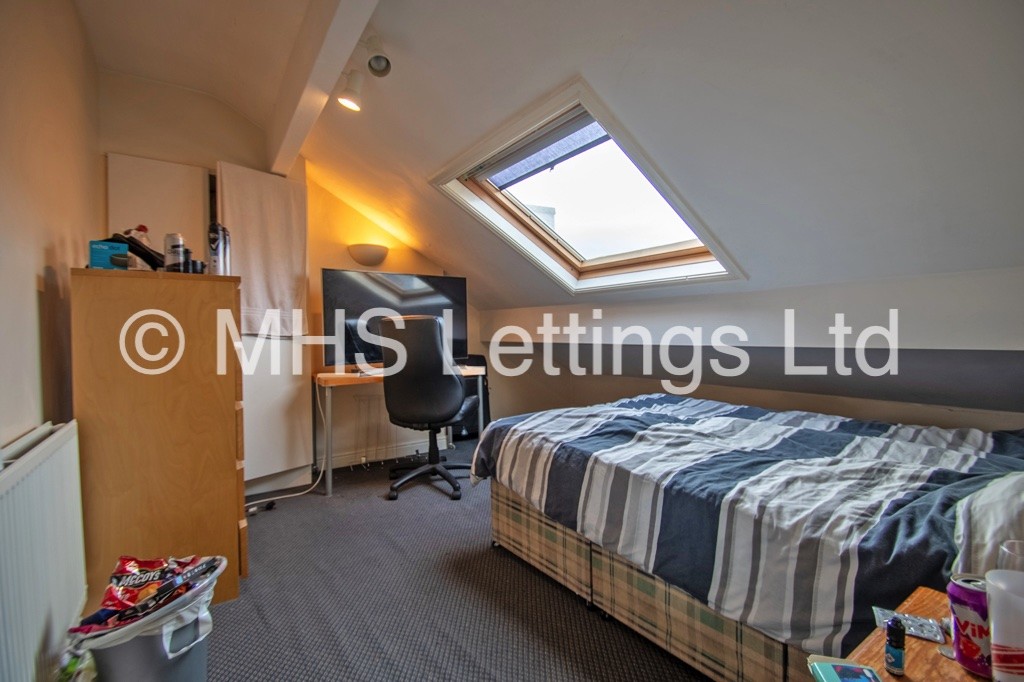 Photo of 7 Bedroom End Terraced House in 1 The Village Street, Leeds, LS4 2PR