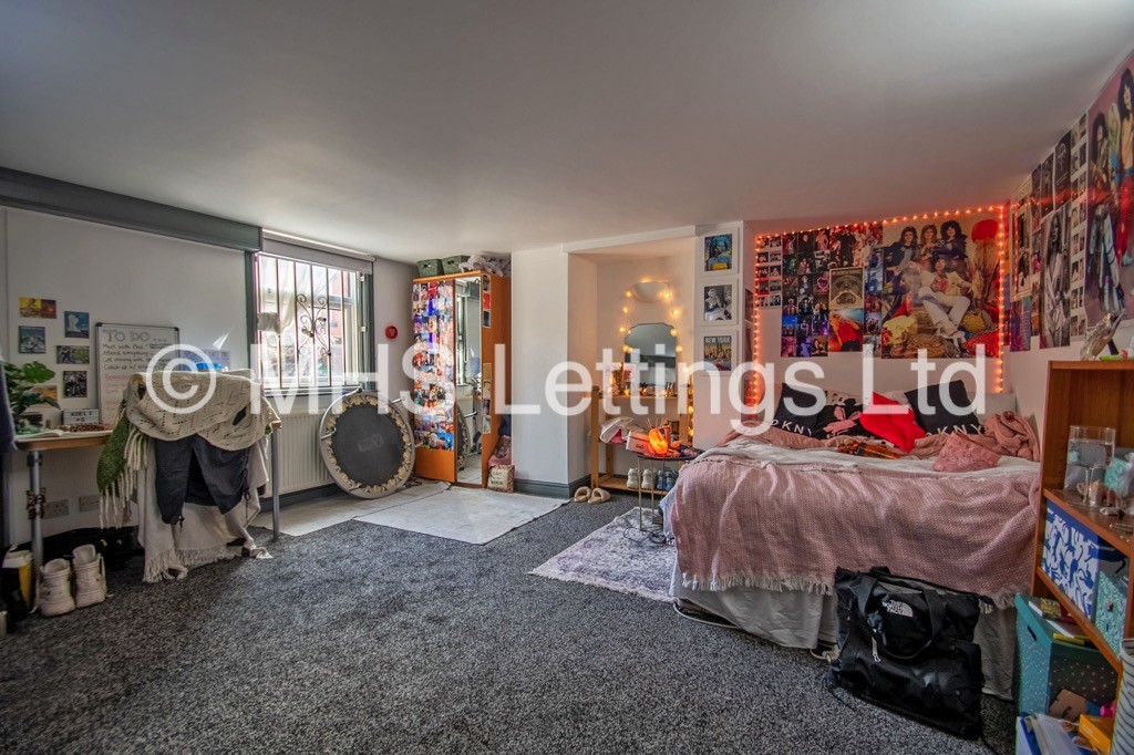 Photo of 7 Bedroom End Terraced House in 1 The Village Street, Leeds, LS4 2PR