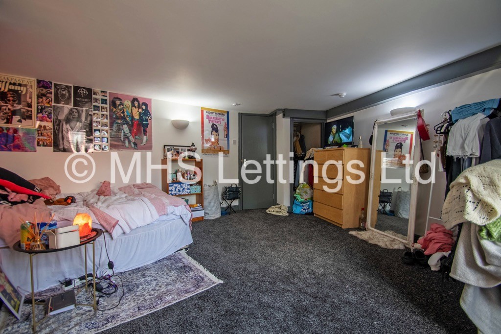 Photo of 7 Bedroom End Terraced House in 1 The Village Street, Leeds, LS4 2PR