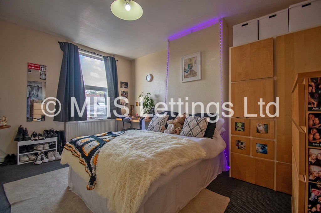 Photo of 7 Bedroom End Terraced House in 1 The Village Street, Leeds, LS4 2PR