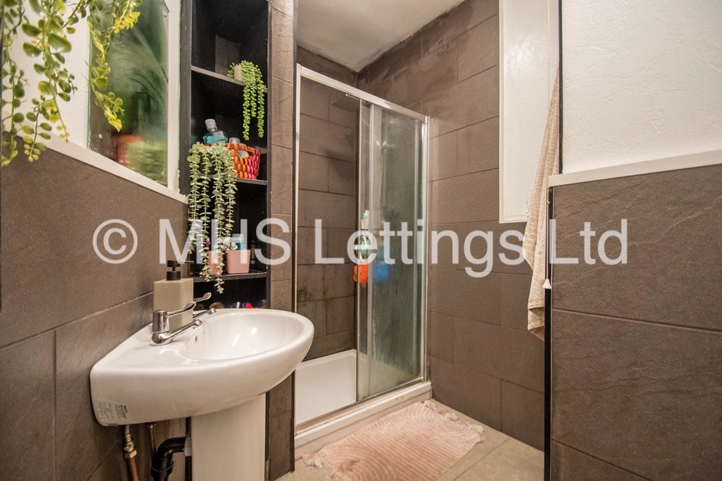 Photo of 7 Bedroom End Terraced House in 1 The Village Street, Leeds, LS4 2PR