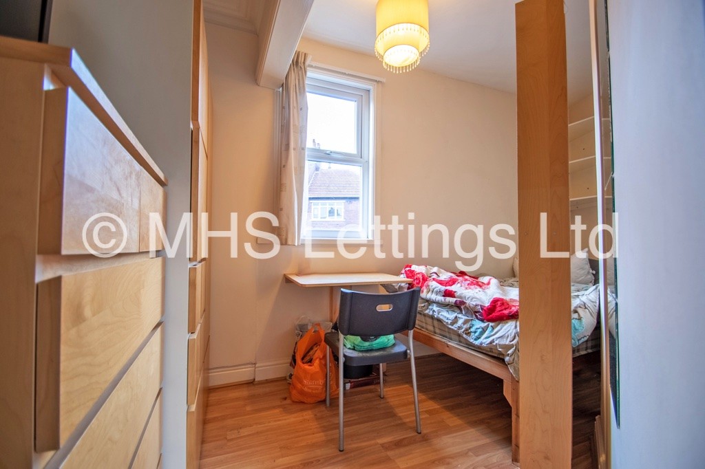 Photo of 7 Bedroom End Terraced House in 1 The Village Street, Leeds, LS4 2PR