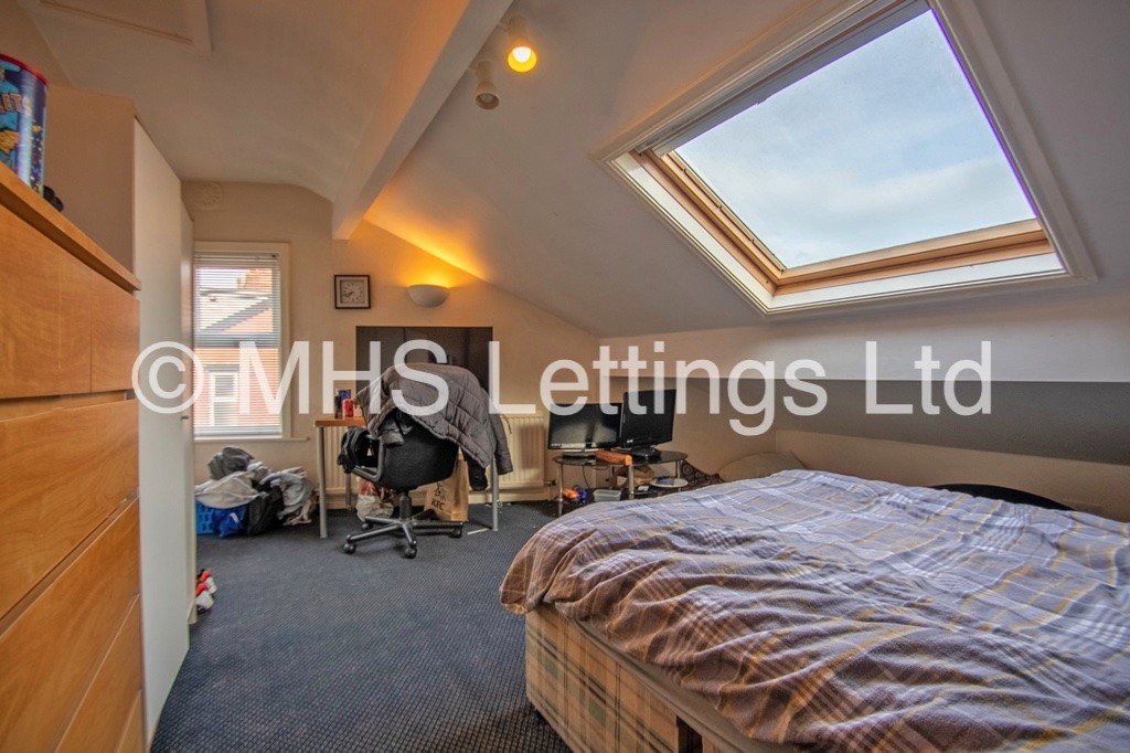 Photo of 7 Bedroom End Terraced House in 1 The Village Street, Leeds, LS4 2PR