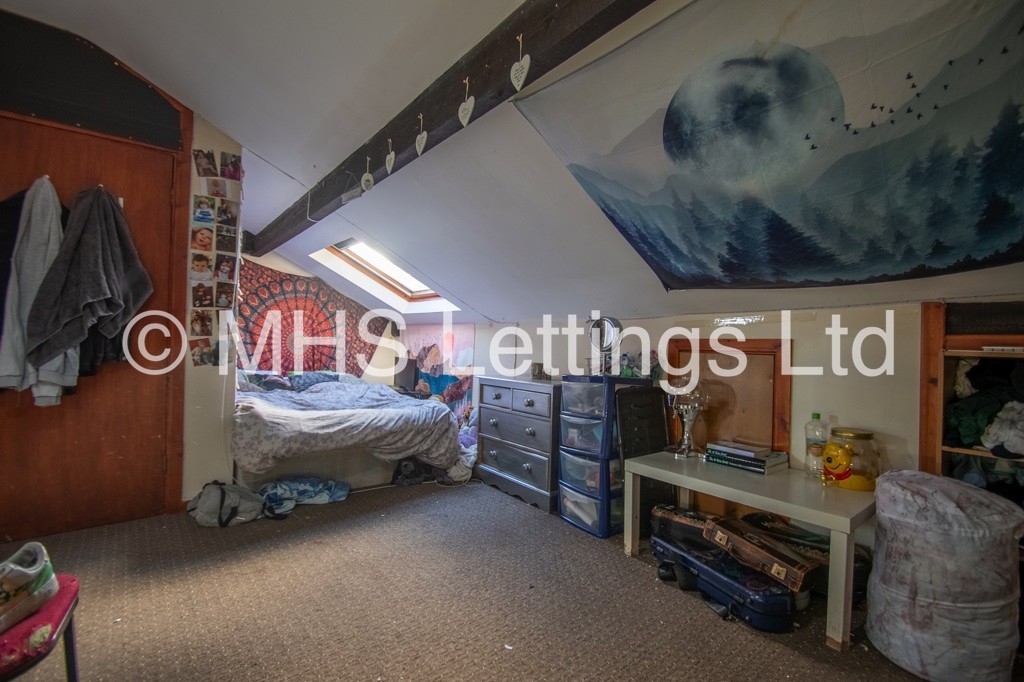 Photo of 8 Bedroom Mid Terraced House in 17 Ash Grove, Leeds, LS6 1AX