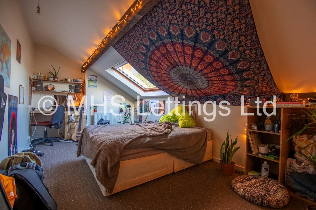 Photo of 8 Bedroom Mid Terraced House in 17 Ash Grove, Leeds, LS6 1AX