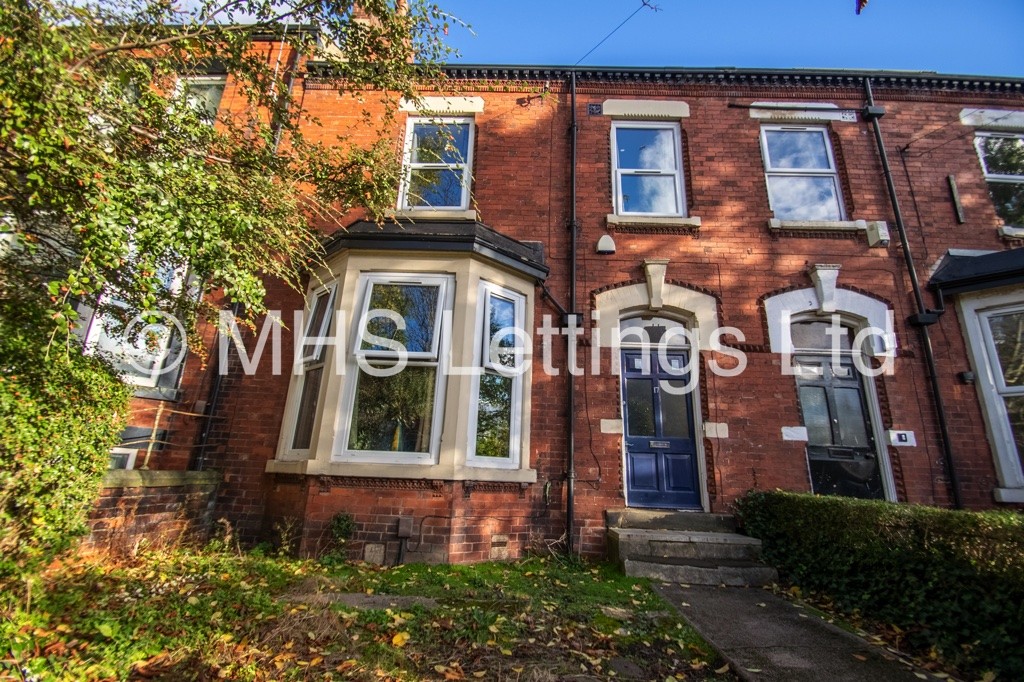 Photo of 8 Bedroom Mid Terraced House in 17 Ash Grove, Leeds, LS6 1AX