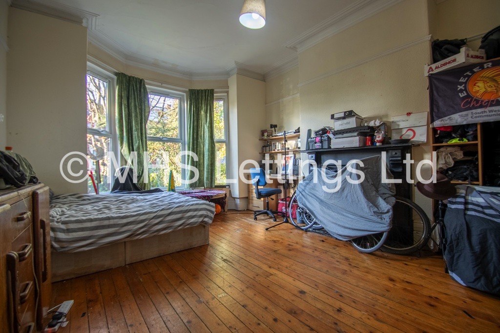 Photo of 8 Bedroom Mid Terraced House in 17 Ash Grove, Leeds, LS6 1AX