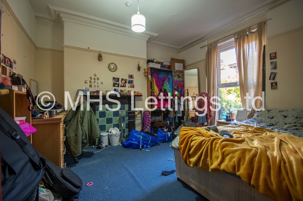 Photo of 8 Bedroom Mid Terraced House in 17 Ash Grove, Leeds, LS6 1AX