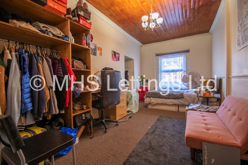 Photo of 8 Bedroom Mid Terraced House in 17 Ash Grove, Leeds, LS6 1AX