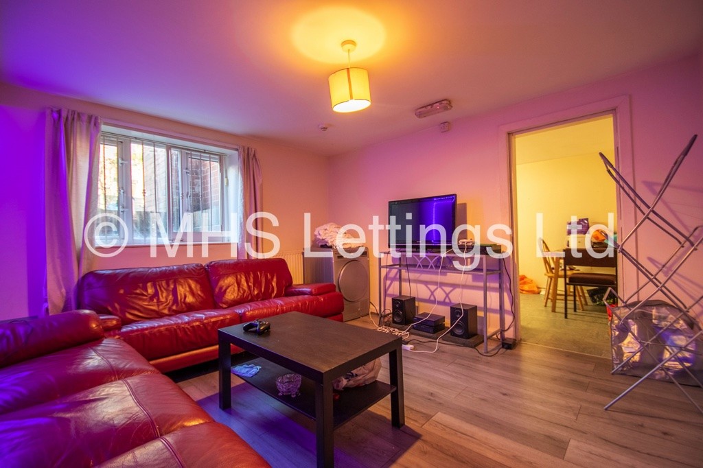 Photo of 8 Bedroom Mid Terraced House in 17 Ash Grove, Leeds, LS6 1AX