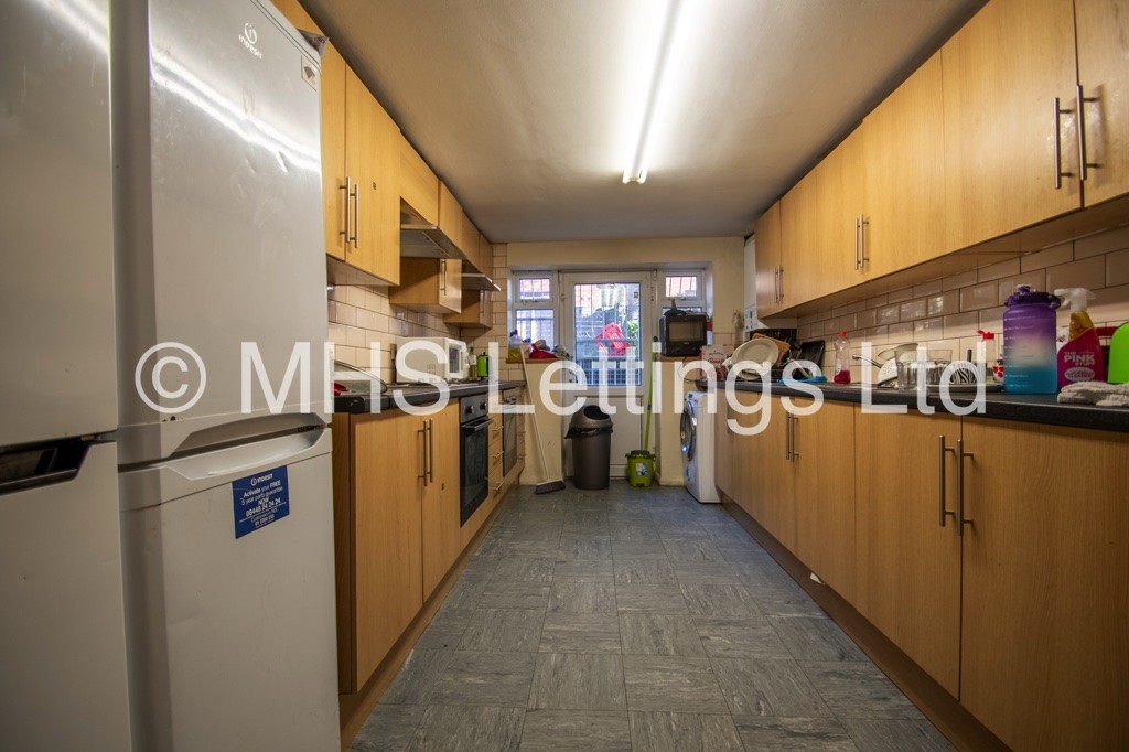 Photo of 8 Bedroom Mid Terraced House in 17 Ash Grove, Leeds, LS6 1AX