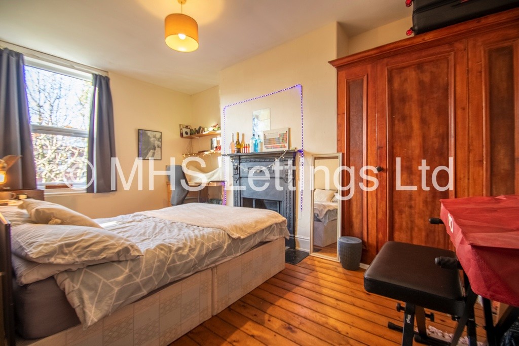 Photo of 8 Bedroom Mid Terraced House in 17 Ash Grove, Leeds, LS6 1AX