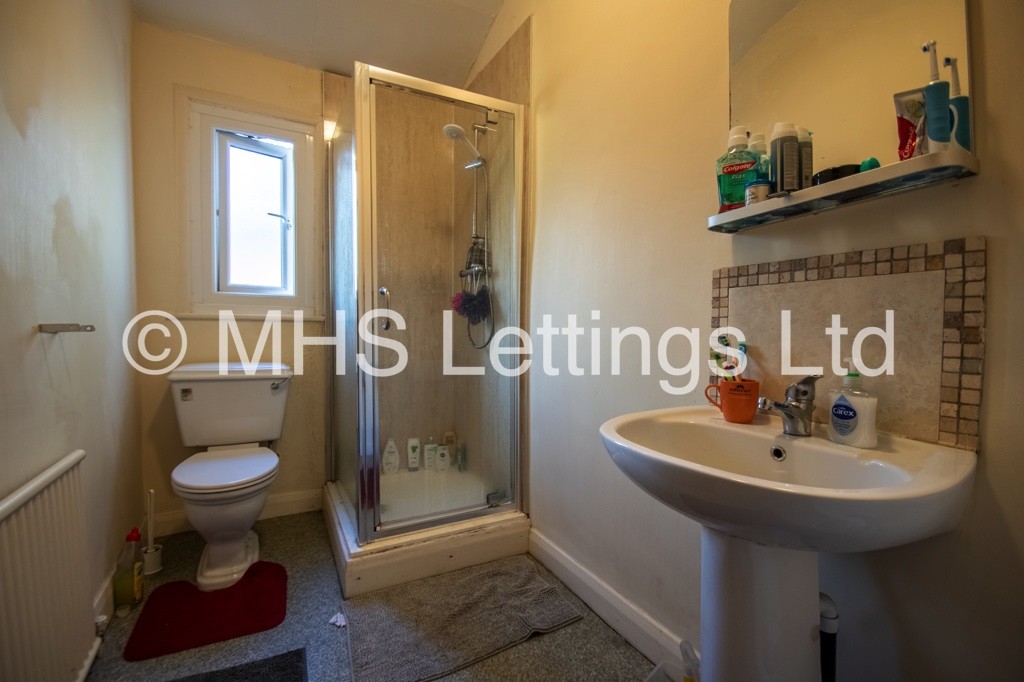 Photo of 8 Bedroom Mid Terraced House in 17 Ash Grove, Leeds, LS6 1AX