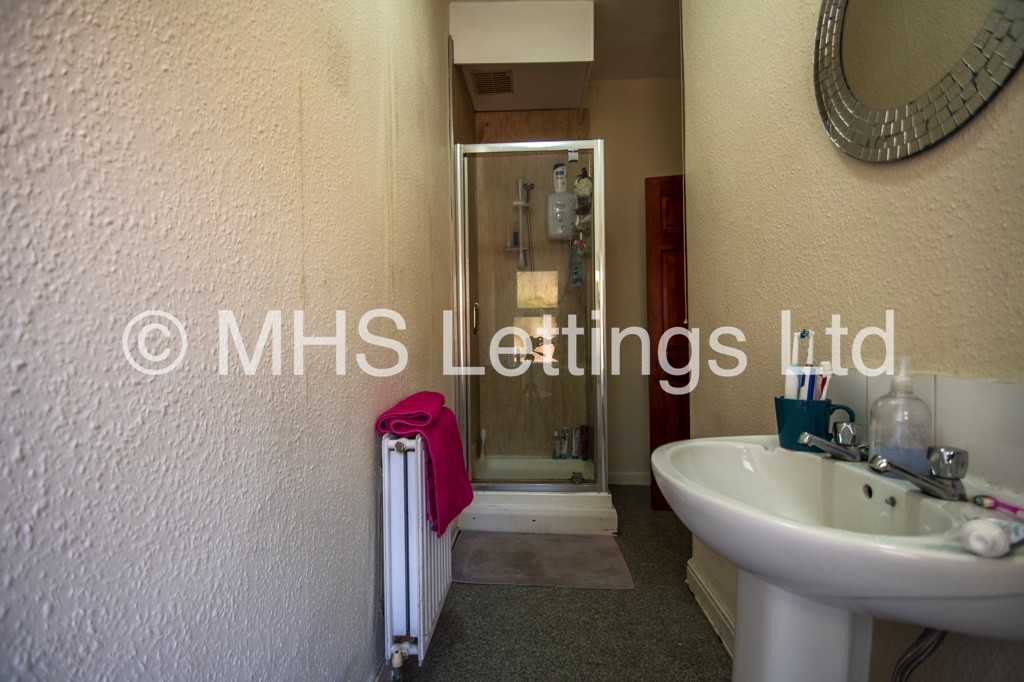 Photo of 8 Bedroom Mid Terraced House in 17 Ash Grove, Leeds, LS6 1AX