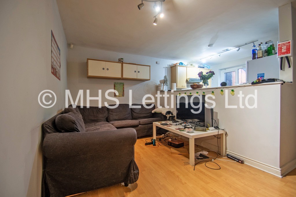 Photo of 4 Bedroom Mid Terraced House in 26 Hyde Park Close, Leeds, LS6 1SF