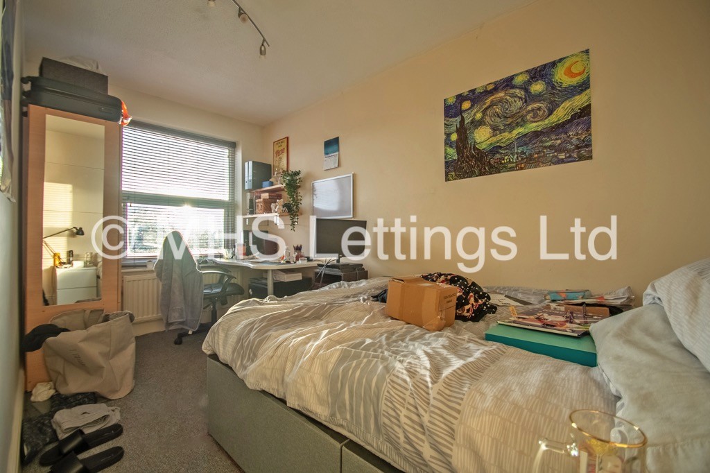 Photo of 4 Bedroom Mid Terraced House in 26 Hyde Park Close, Leeds, LS6 1SF