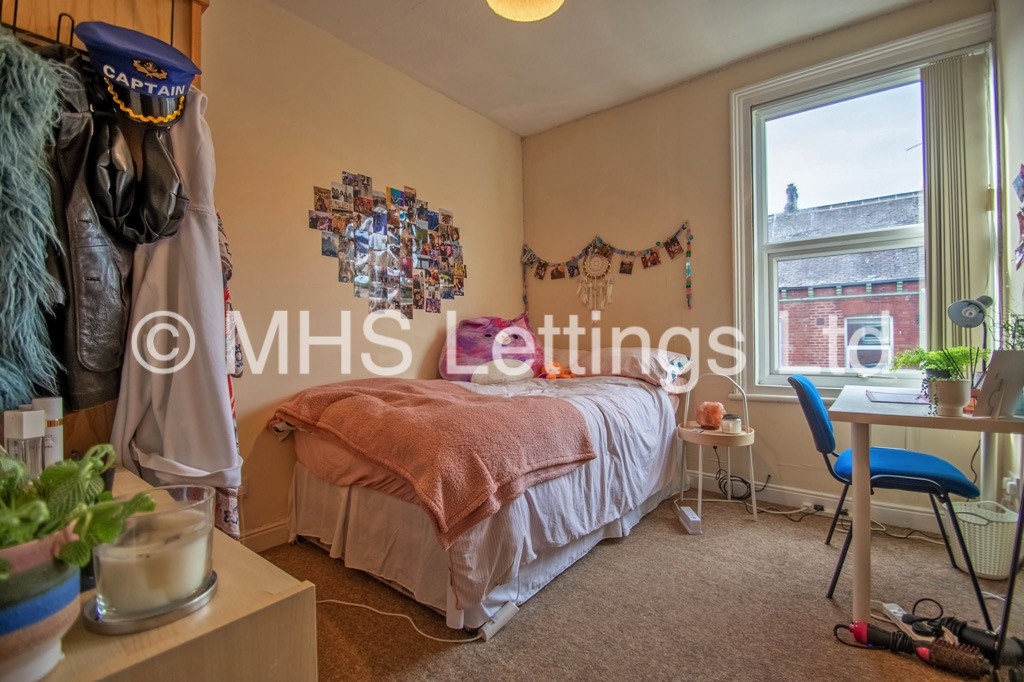 Photo of 7 Bedroom Mid Terraced House in 11 Hessle Place, Leeds, LS6 1EU