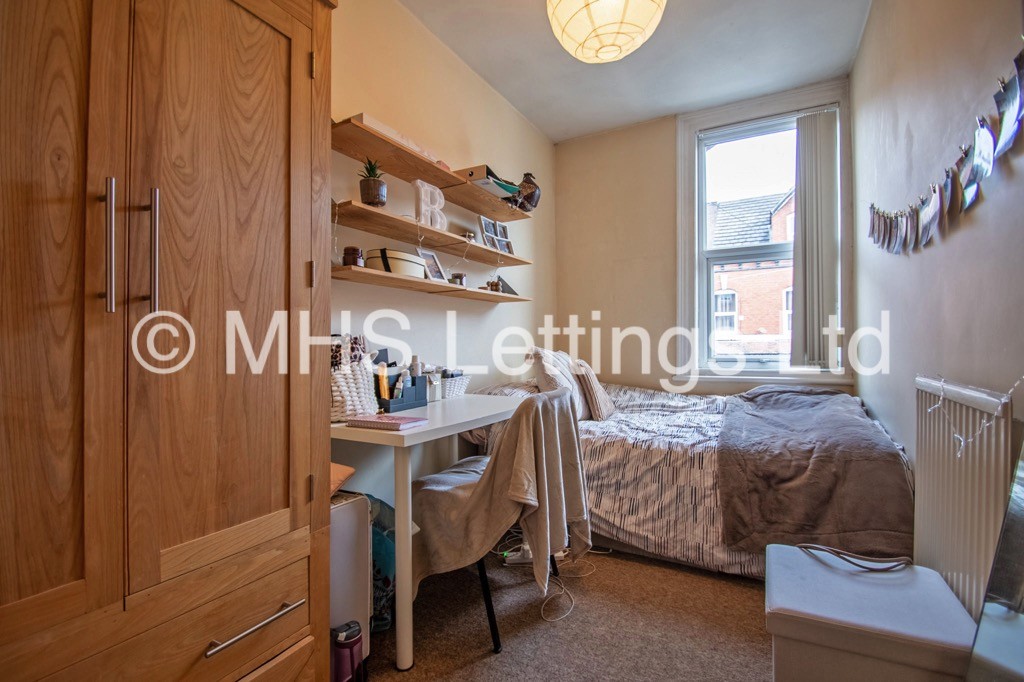 Photo of 7 Bedroom Mid Terraced House in 11 Hessle Place, Leeds, LS6 1EU