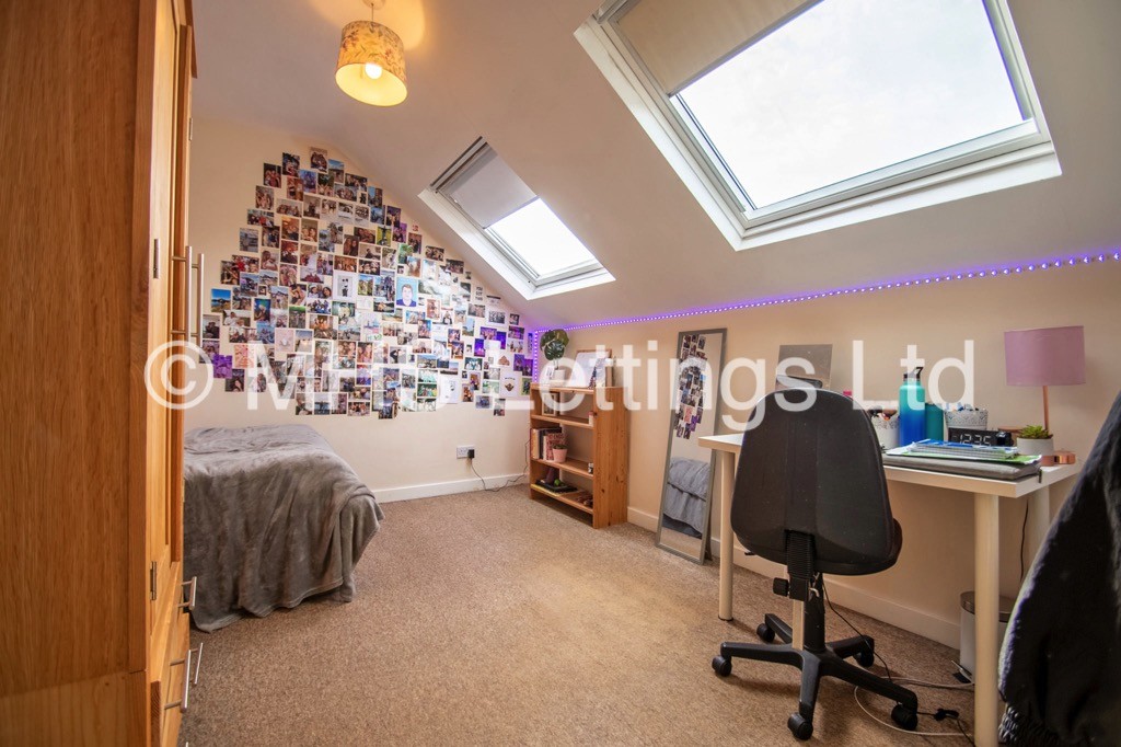 Photo of 7 Bedroom Mid Terraced House in 11 Hessle Place, Leeds, LS6 1EU