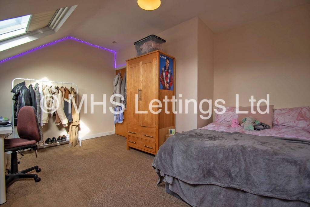 Photo of 7 Bedroom Mid Terraced House in 11 Hessle Place, Leeds, LS6 1EU