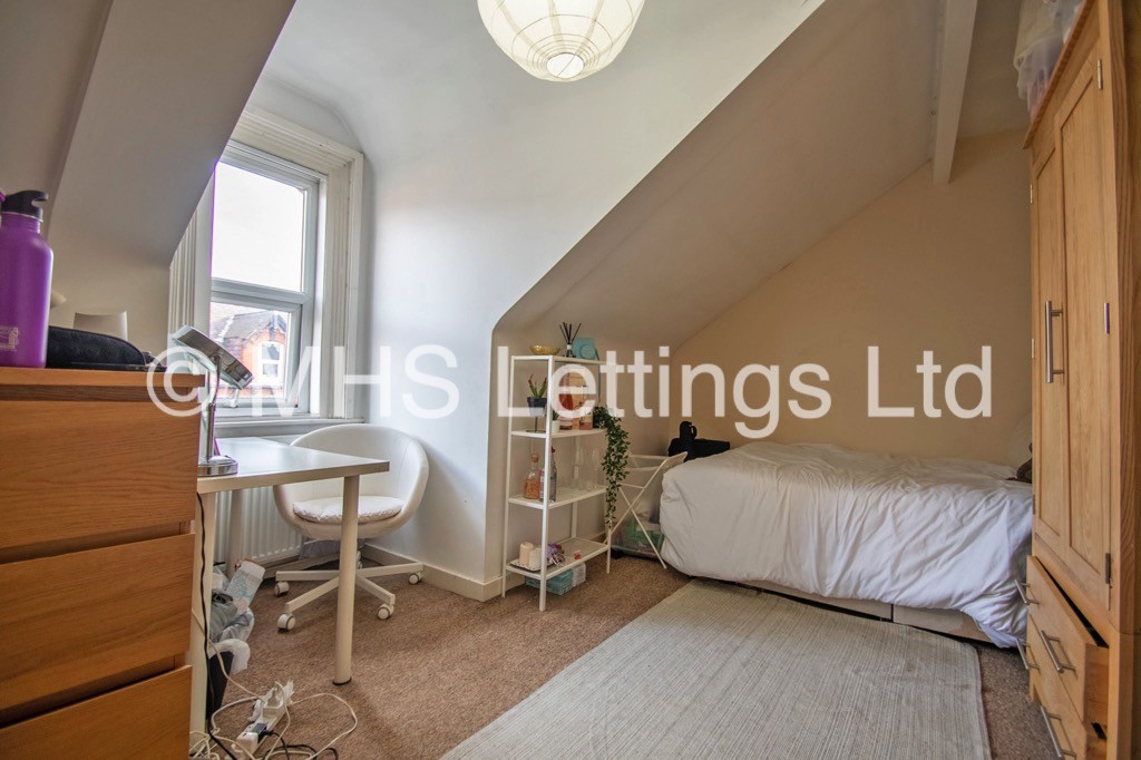 Photo of 7 Bedroom Mid Terraced House in 11 Hessle Place, Leeds, LS6 1EU