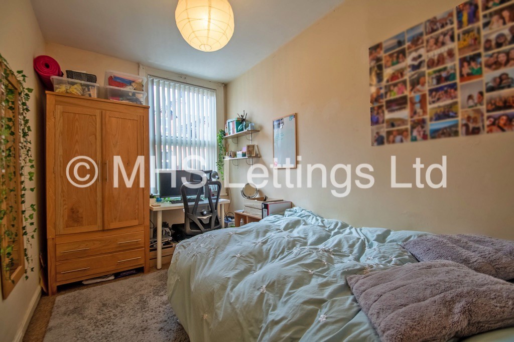 Photo of 7 Bedroom Mid Terraced House in 11 Hessle Place, Leeds, LS6 1EU