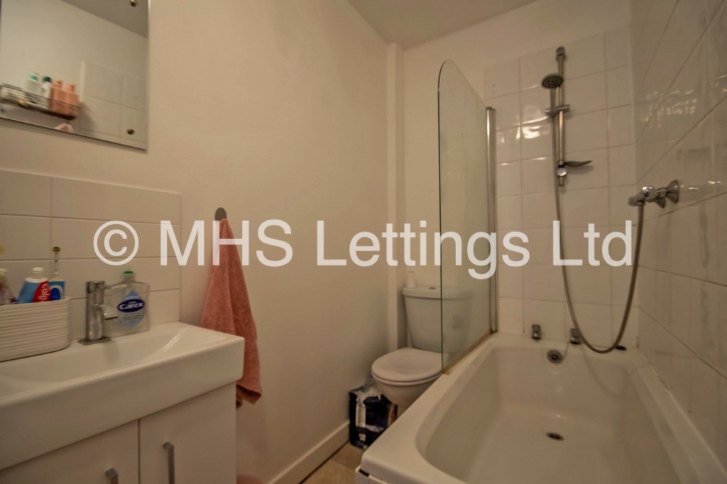 Photo of 7 Bedroom Mid Terraced House in 11 Hessle Place, Leeds, LS6 1EU