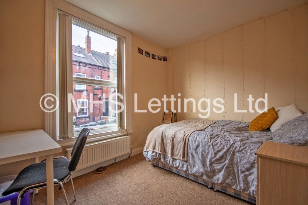Photo of 7 Bedroom Mid Terraced House in 11 Hessle Place, Leeds, LS6 1EU