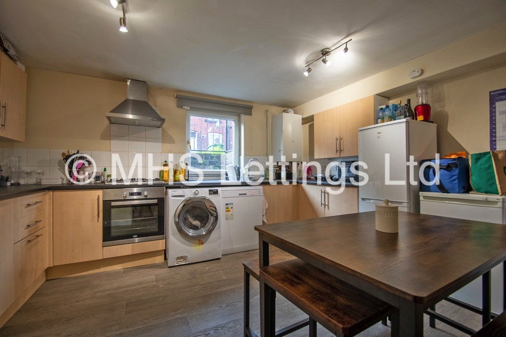 Photo of 7 Bedroom Mid Terraced House in 11 Hessle Place, Leeds, LS6 1EU
