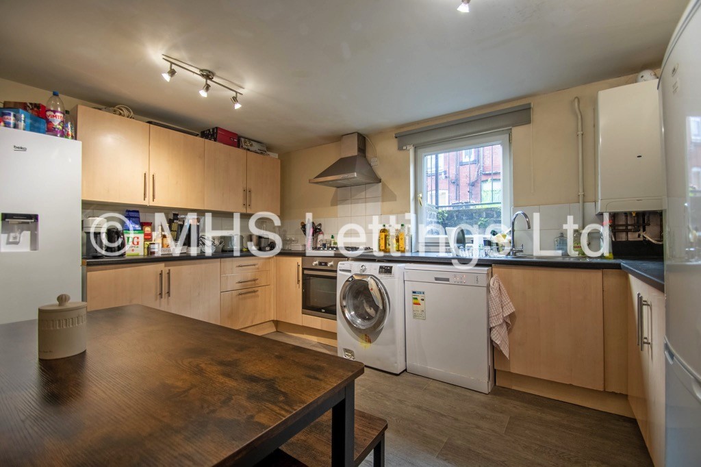 Photo of 7 Bedroom Mid Terraced House in 11 Hessle Place, Leeds, LS6 1EU