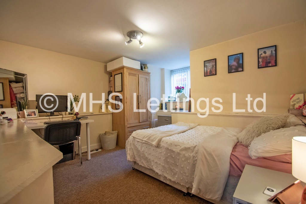 Photo of 7 Bedroom Mid Terraced House in 11 Hessle Place, Leeds, LS6 1EU