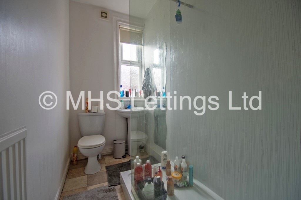 Photo of 7 Bedroom Mid Terraced House in 11 Hessle Place, Leeds, LS6 1EU