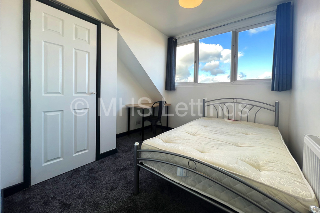 Photo of 6 Bedroom Mid Terraced House in 18 Royal Park Grove, Leeds, LS6 1HQ